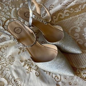 Womens size 11 silver sequined dress shoes!
